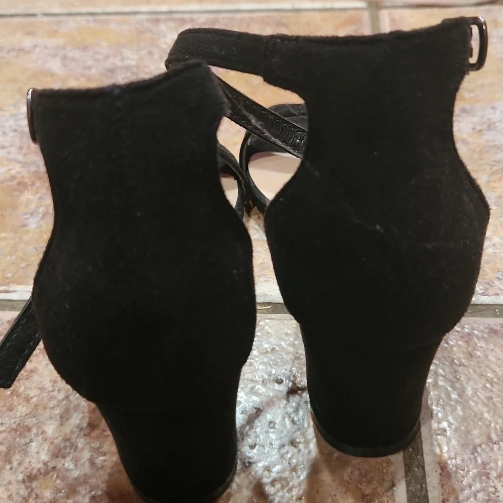 Pierre Dumas black velvet feel heels women's size 6 EUC